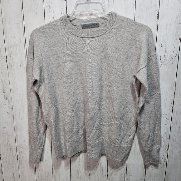 Icebreaker Sweaters - Icebreaker Women's Gray 100% Wool Long Sleeve Sweater Size Medium Crewneck.